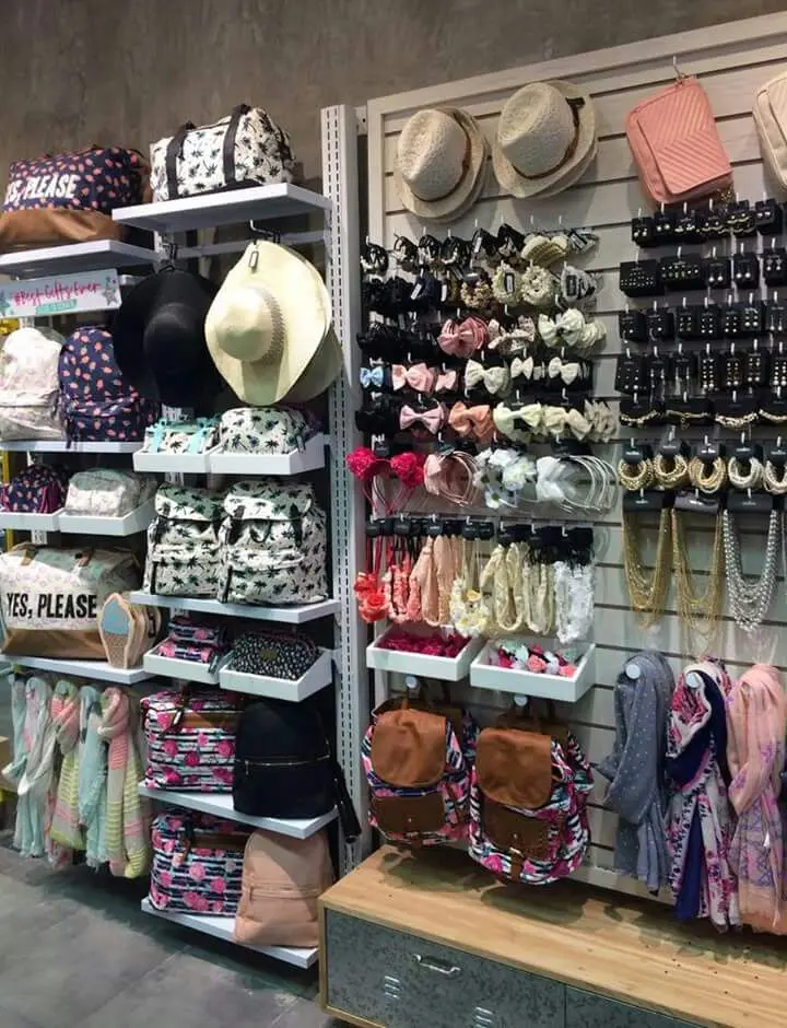que-no-puede-faltar-en-una-tienda-de-ropa CALZAS DE LYCRA FRIZADAS